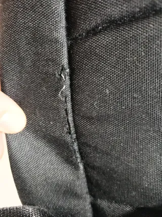 Mochila Vans negra con estampado floral