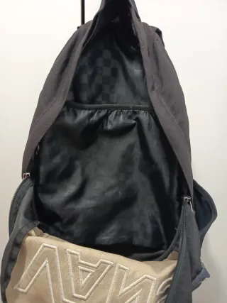 Mochila Vans negra con estampado floral