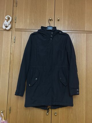 Abrigo largo estilo parka negro