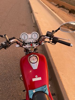 Moto Yamaha Roja con Maletero
