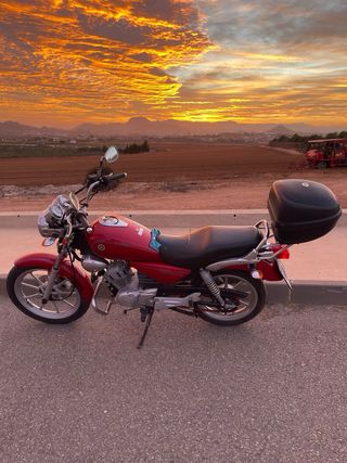 Moto Yamaha Roja con Maletero