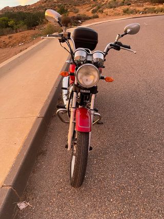 Moto Yamaha Roja con Maletero