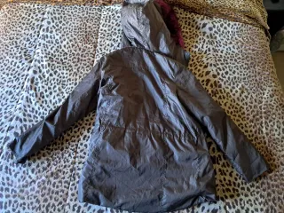 Parka marrone con cappuccio foderato viola