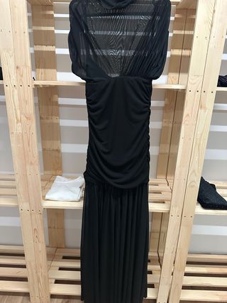 Vestido largo negro con transparencias