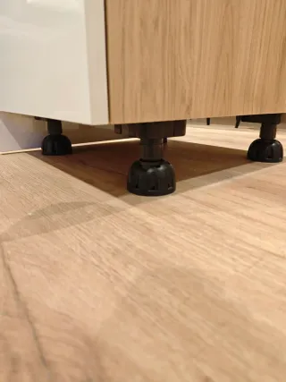 Mueble de cocina con estantes metálicos