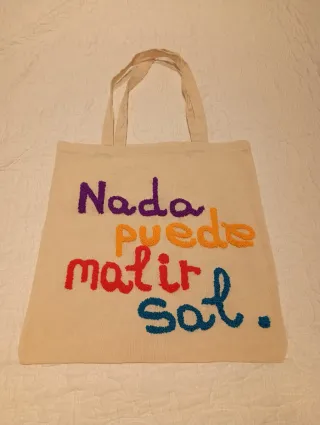 Totes hechos y bordados a mano