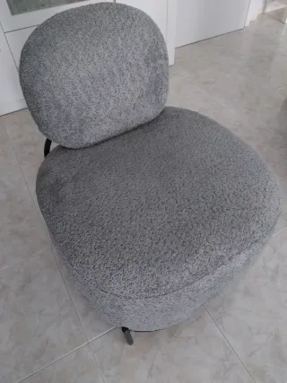 Sillón de tela gris con patas metálicas