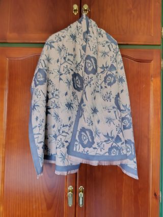 Chal estampado floral azul y rosa