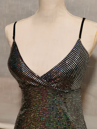 Vestido corto escote V brillante