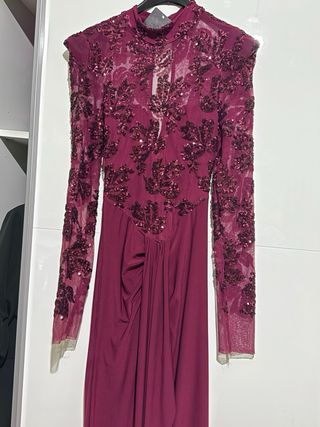 Abito elegante bordeaux con cartellino