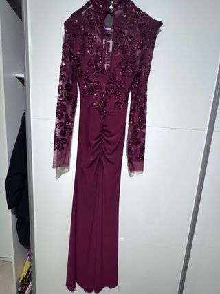 Abito elegante bordeaux con cartellino