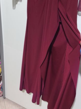 Abito elegante bordeaux con cartellino