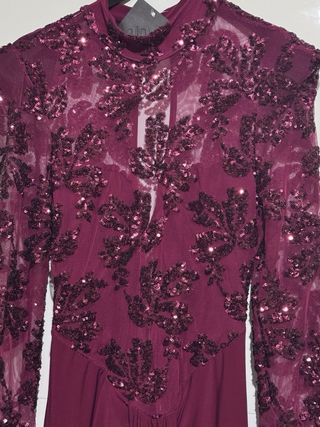 Abito elegante bordeaux con cartellino