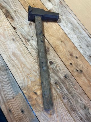 Martillo de forja antiguo. Bellota.