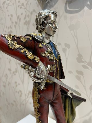 Figura Escultura Matador Traje Rojo y Oro