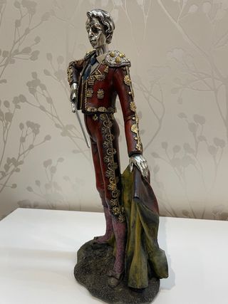 Figura Escultura Matador Traje Rojo y Oro