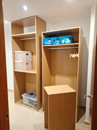 2 Armarios modulares de madera de conglomerado