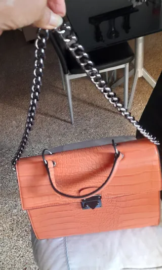 Bolso naranja efecto piel cocodrilo