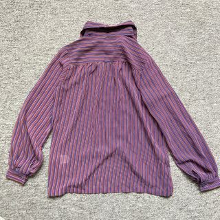 Camisa ligera a rayas morado y rojo