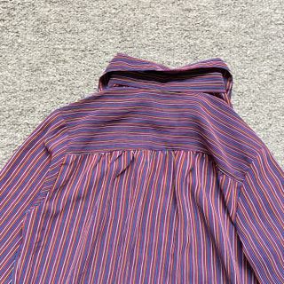 Camisa ligera a rayas morado y rojo