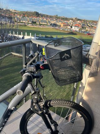 Bicicleta montaña negra con cesta