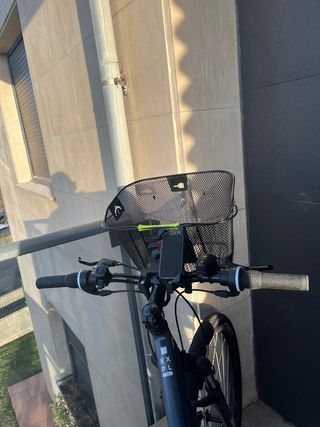 Bicicleta montaña negra con cesta