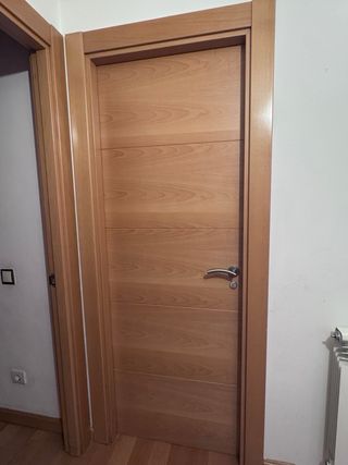 Puerta madera haya natural con cristal