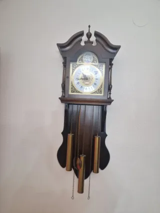 Reloj de péndulo de madera