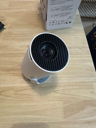 Proyector Magcubic Blanco y Negro