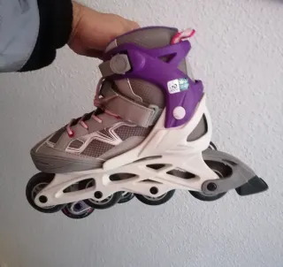Patines en línea morados y grises
