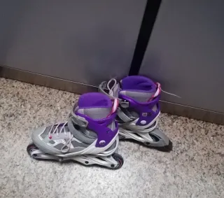 Patines en línea morados y grises