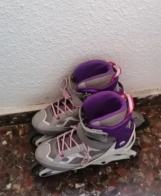 Patines en línea morados y grises
