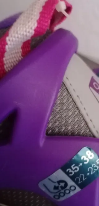 Patines en línea morados y grises