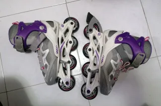 Patines en línea morados y grises