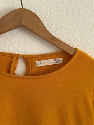Blusa mostaza manga abullonada.