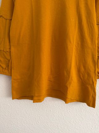 Blusa mostaza manga abullonada.