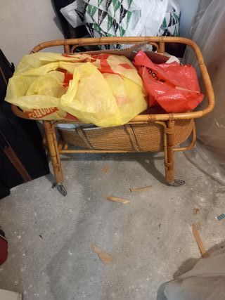 Cuna de mimbre con ruedas