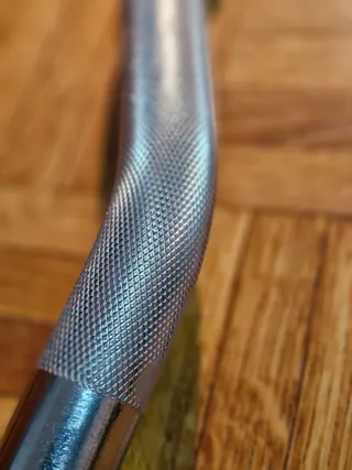 Barra de pesas curva cromada