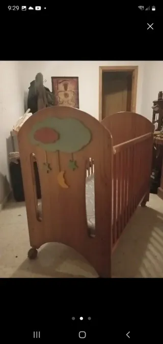 Cuna de madera y colchón.