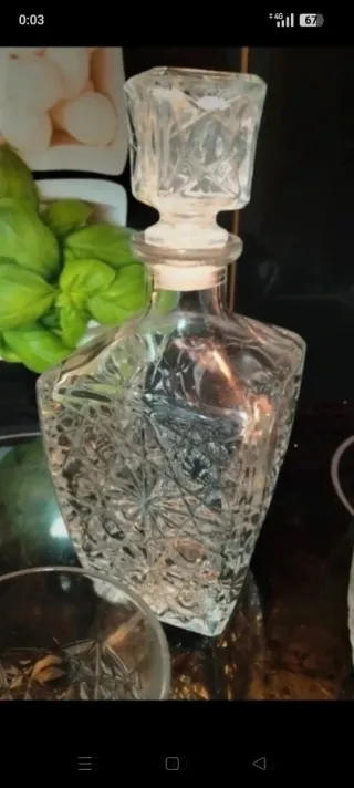 Set di bottiglia, bicchieri e piatti