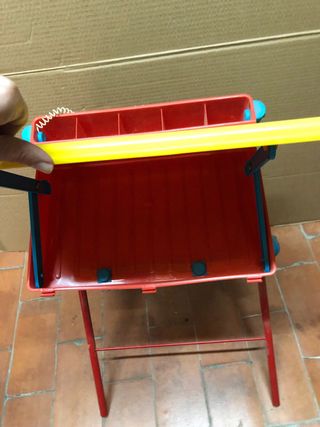 Pizarra y pupitre infantil