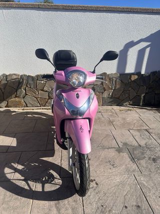 Moto Honda 125cc Rosa con Baúl
