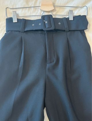Pantalón negro con cinturón
