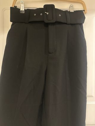 Pantalón negro con cinturón