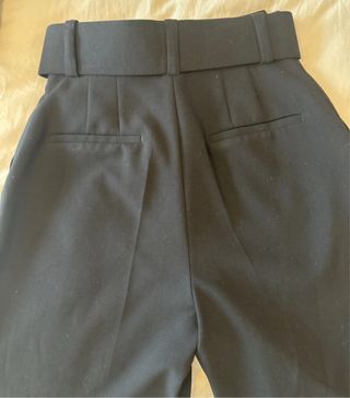 Pantalón negro con cinturón