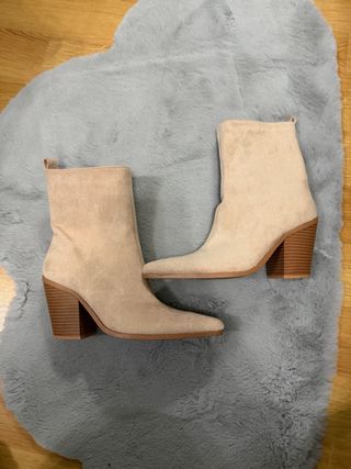 Botines beige tacón