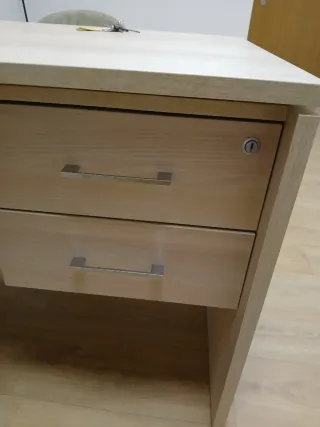 Mesa de oficina grande de madera + cajonera