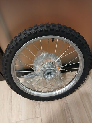 Llantas y neumáticos CRF150 de serie sin usar