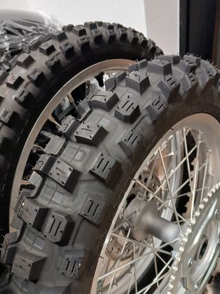 Llantas y neumáticos CRF150 de serie sin usar