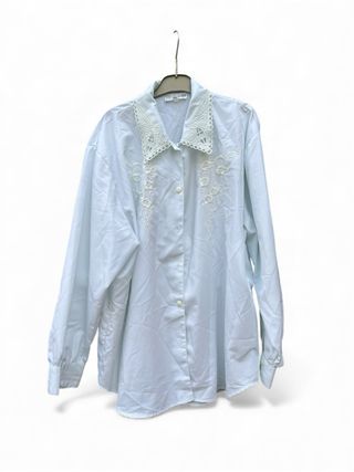 Camicette bianche con colletto ricamato